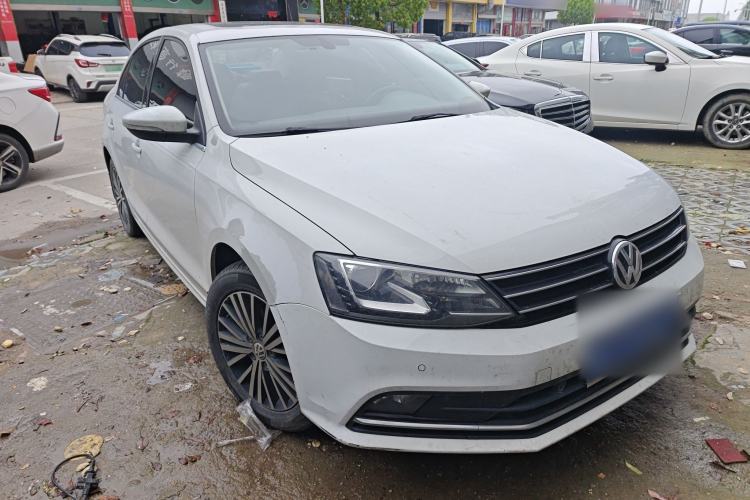 Used Volkswagen Sagitar 2016 230TSI 25th Anniversary Edition Front Right 45 Deg