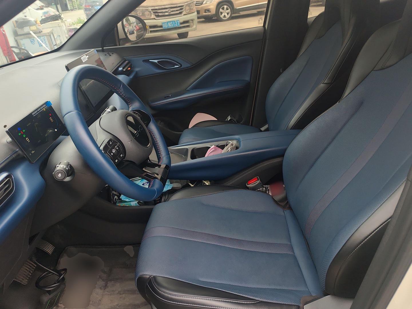 المقاعد الأمامية داخل السيارة