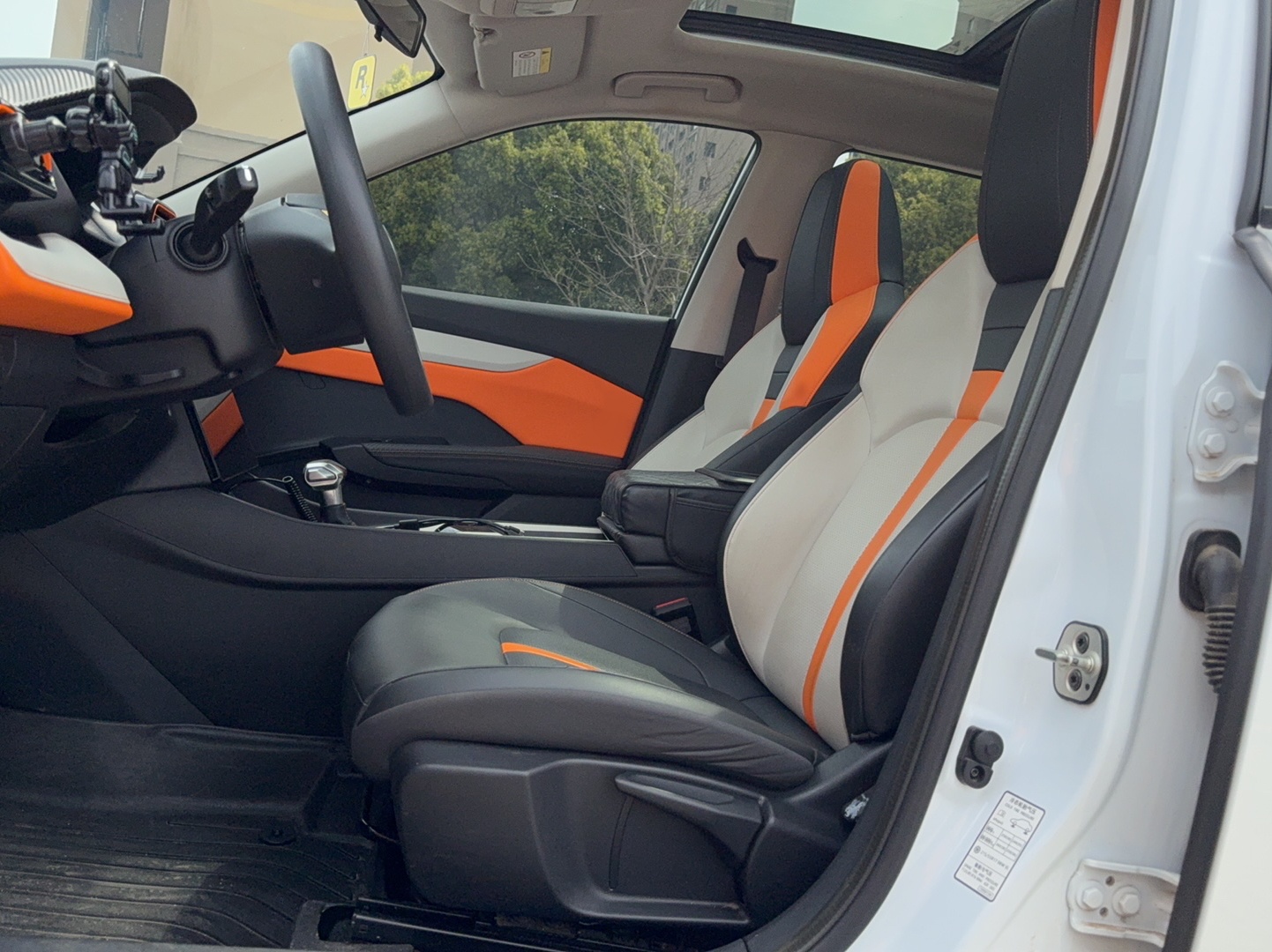 المقاعد الأمامية داخل السيارة