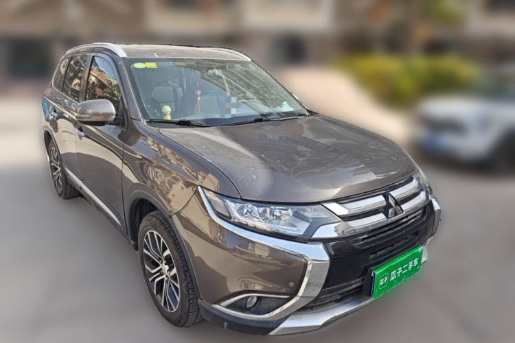 Used Mitsubishi Outlander 2018 2.4L 4x4 Elite Edition 5 Seats Front Right 45 Deg