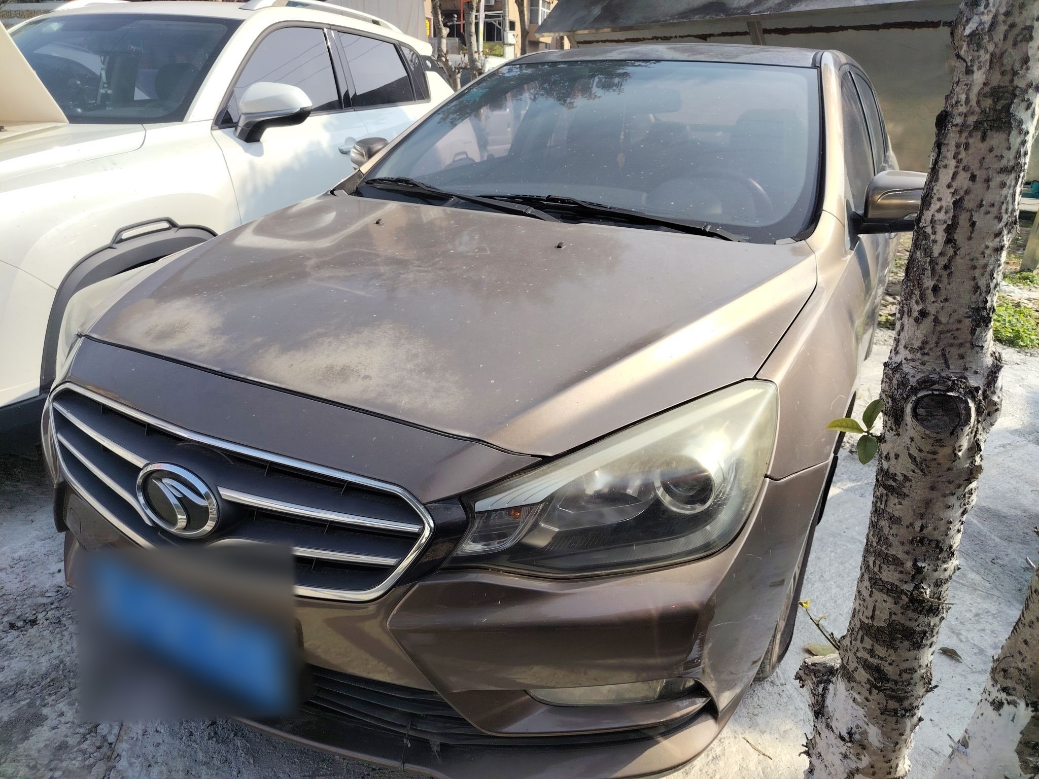 Под передней частью автомобиля