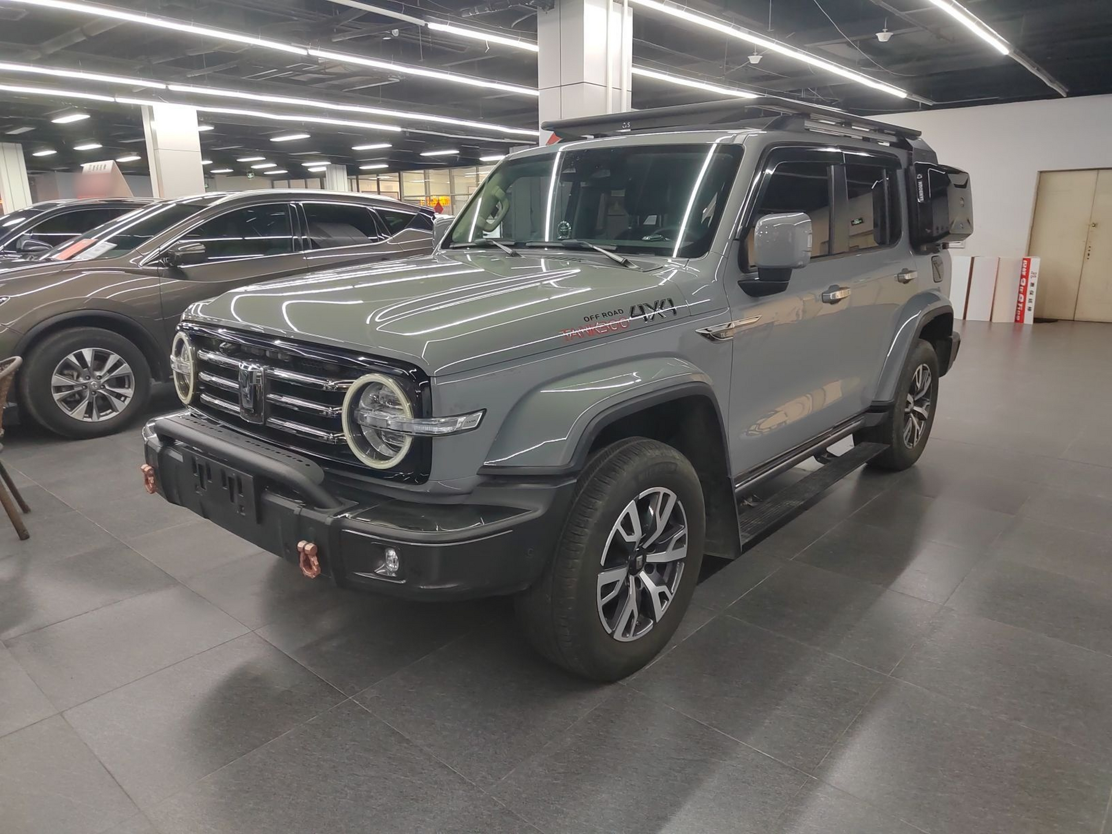 تحت مقدمة السيارة