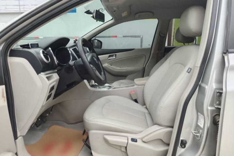 Used Venucia T70 2015 2.0L CVT Smart Choice Edition Interior 3