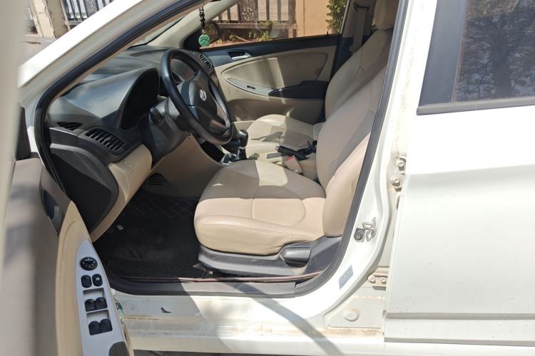 Used Hyundai Verna (older generation) 2014 1.4L Manual Smart GLS Trim Left Front Seat