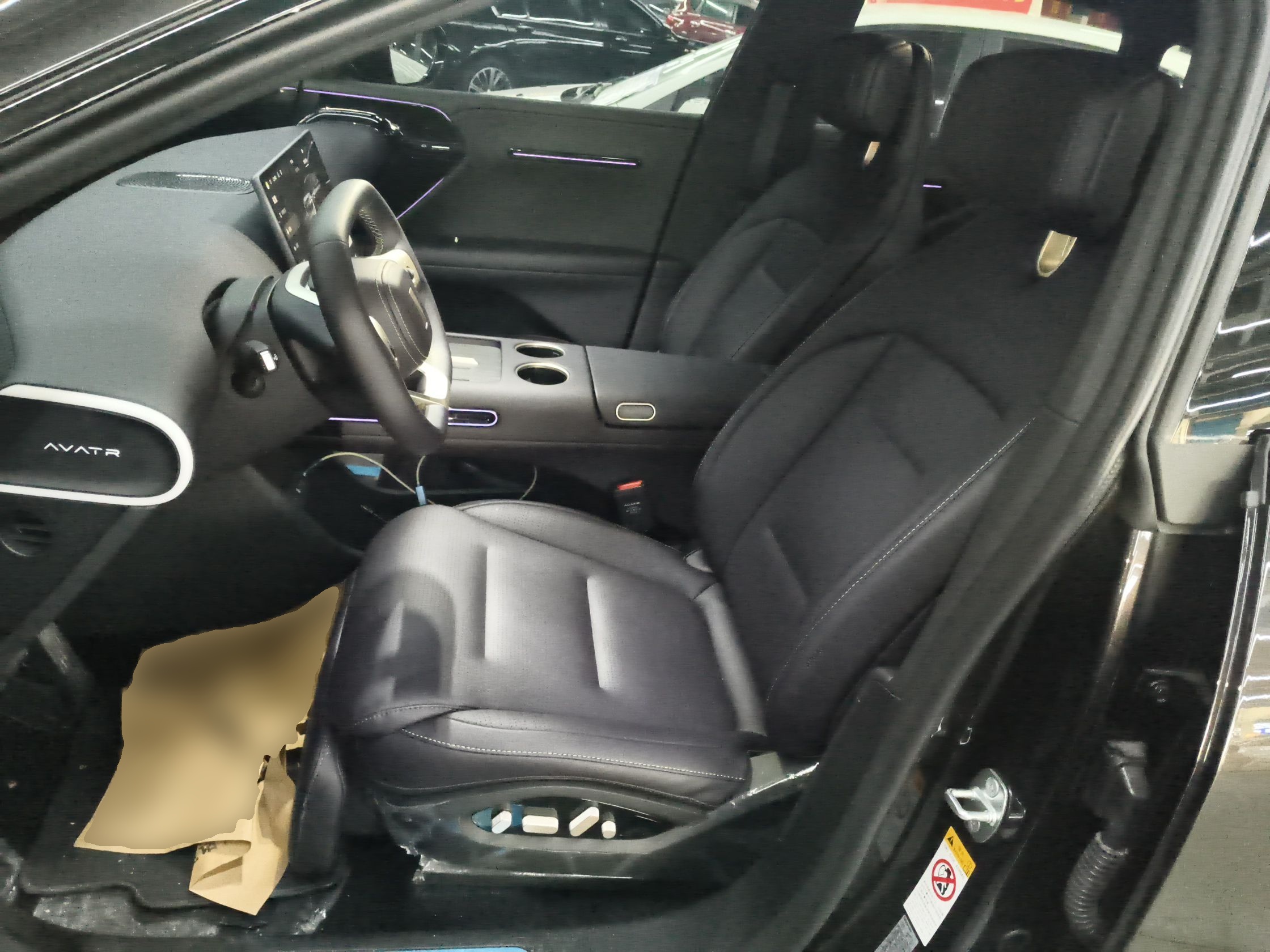 المقاعد الأمامية داخل السيارة