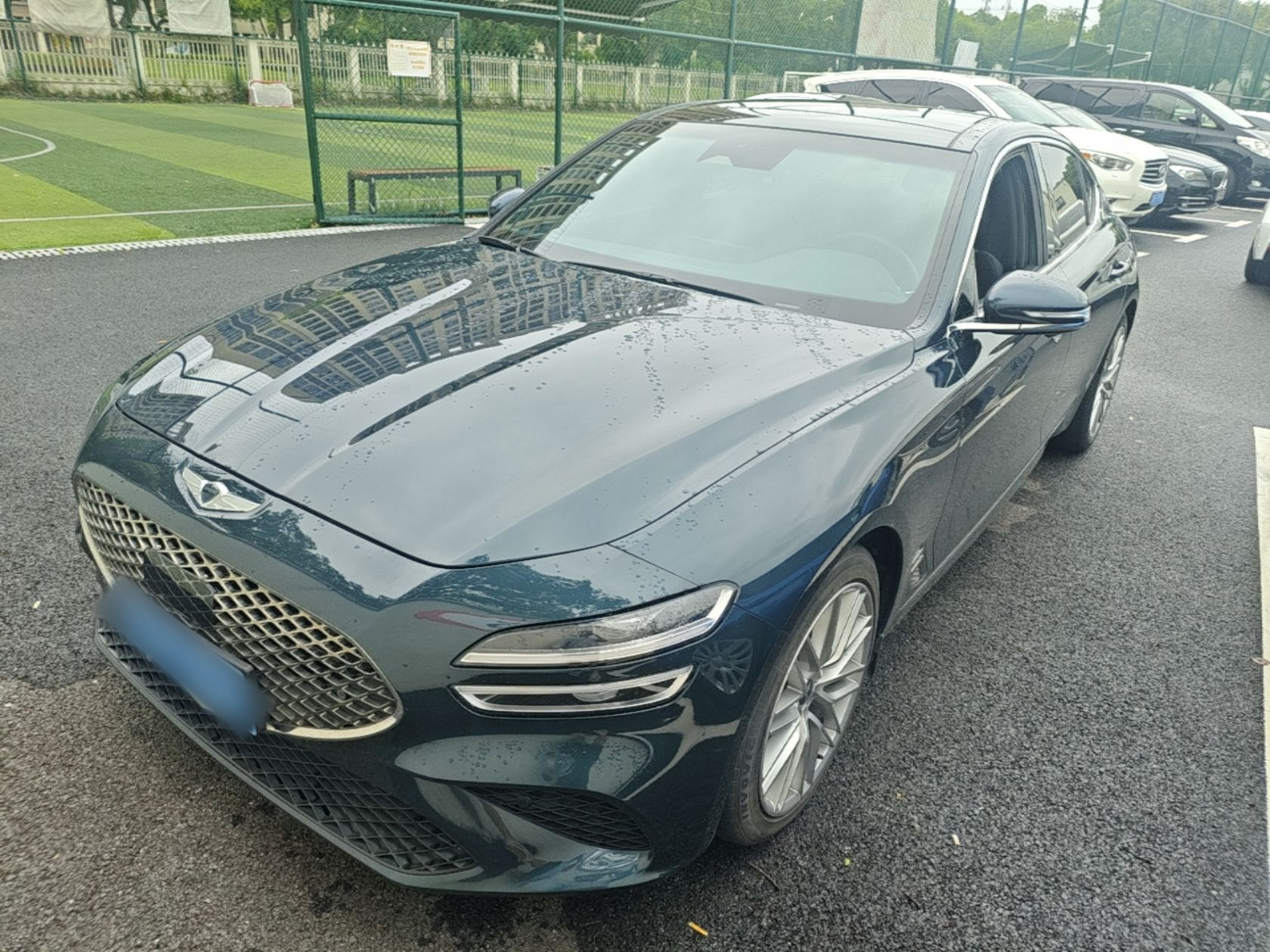 Под передней частью автомобиля