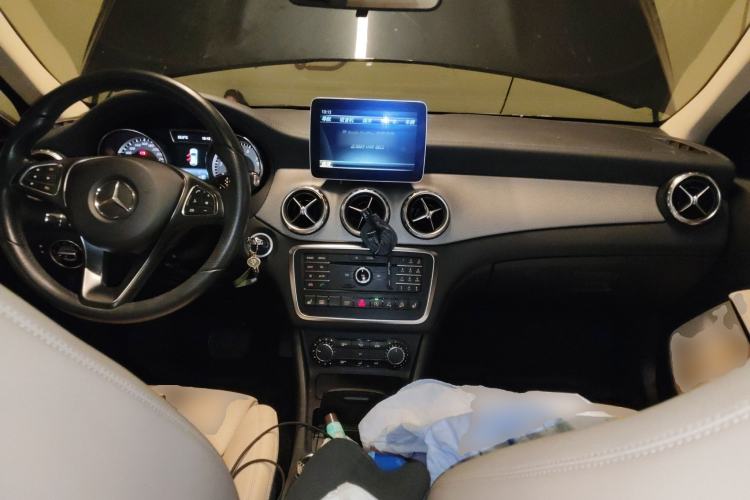 Used Mercedes-Benz GLA 2016 GLA 220 4MATIC Fashion Edition Center Console