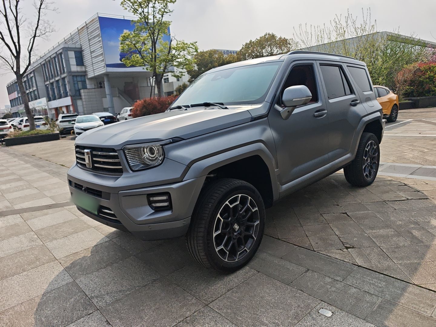 Под передней частью автомобиля