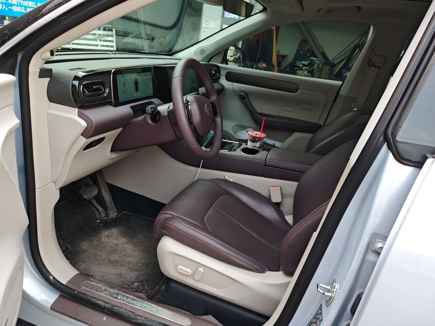 المقاعد الأمامية داخل السيارة