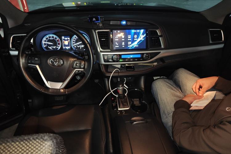 Used Toyota Highlander 2018 2.0T Four-Wheel Drive Prestige Version 7 Seats China V Emission Standard Center Console