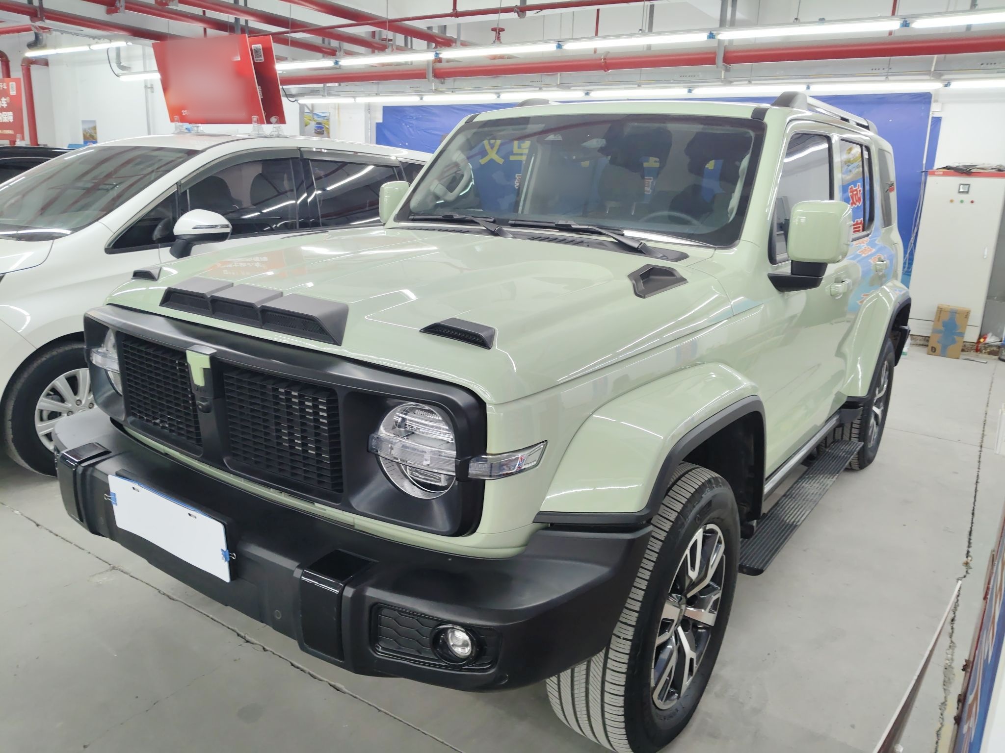 تحت مقدمة السيارة