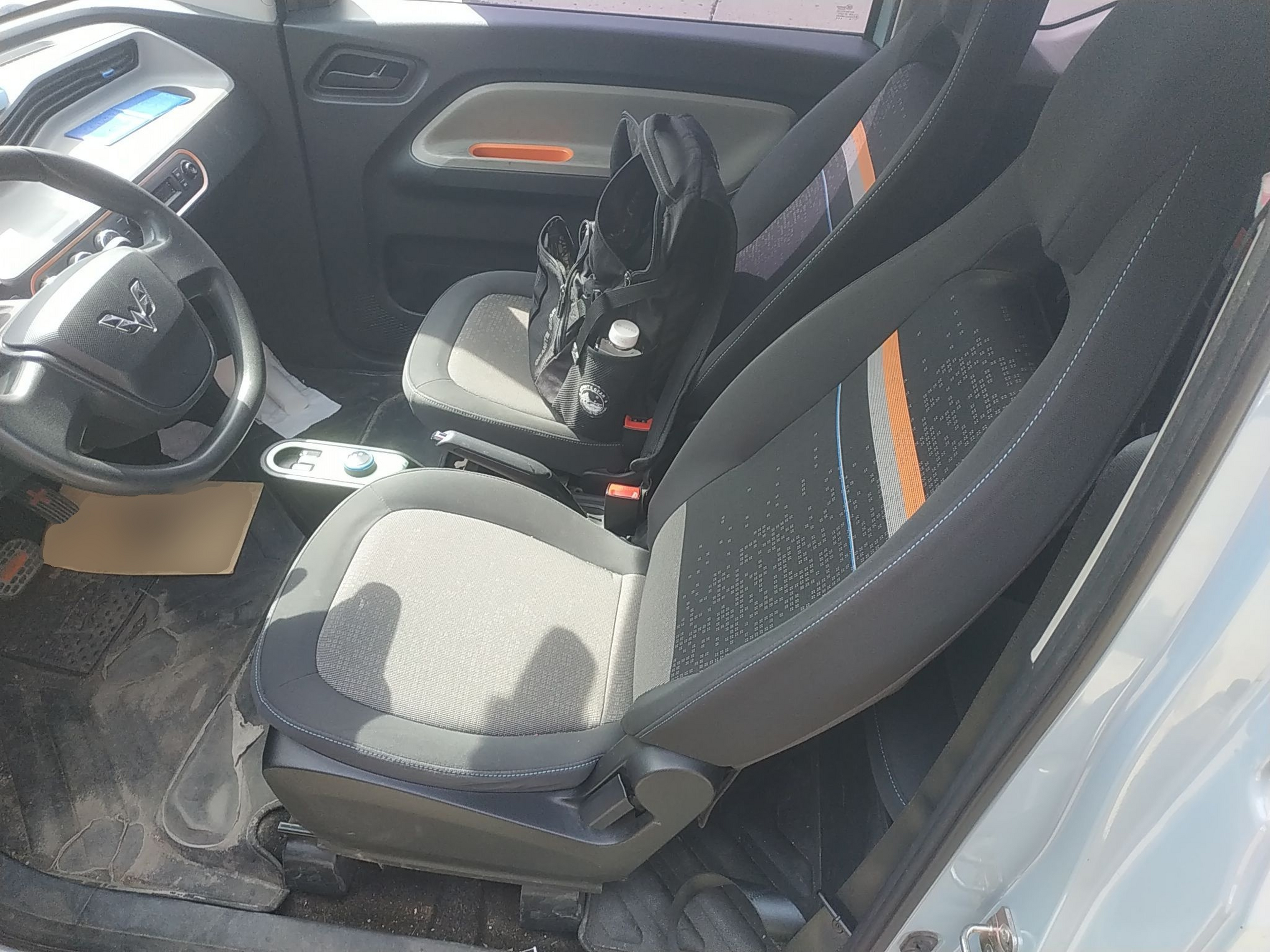 Переднее сиденье в автомобиле