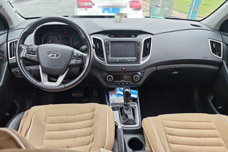 Used Hyundai ix25 2015 1.6L Automatic Two-Wheel-Drive Deluxe DLX Model Center Console