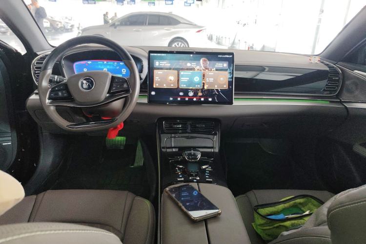 Used BYD Han 2023 EV Champion Edition 605KM Front-Drive Premium Model Center Console