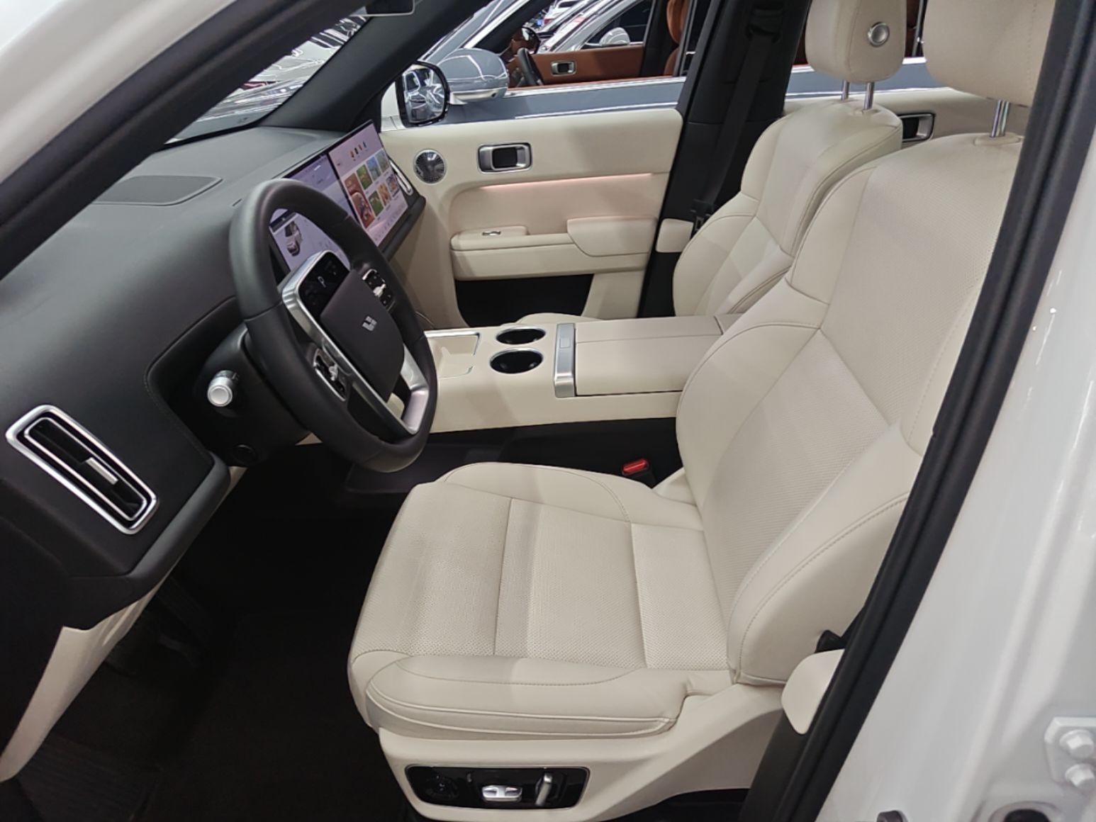 المقاعد الأمامية داخل السيارة