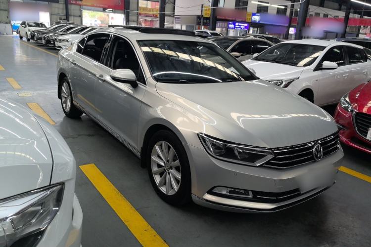 Used Volkswagen Magotan 2018 330TSI DSG Advanced Model Front Right 45 Deg