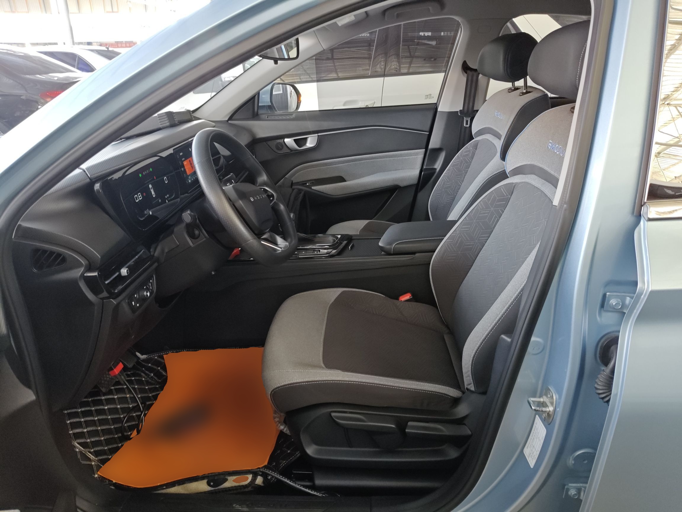 Переднее сиденье в автомобиле