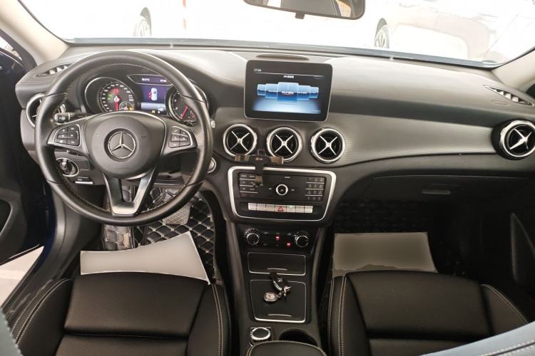 Used Mercedes-Benz GLA 2018 GLA 200 Fashion Model Center Console
