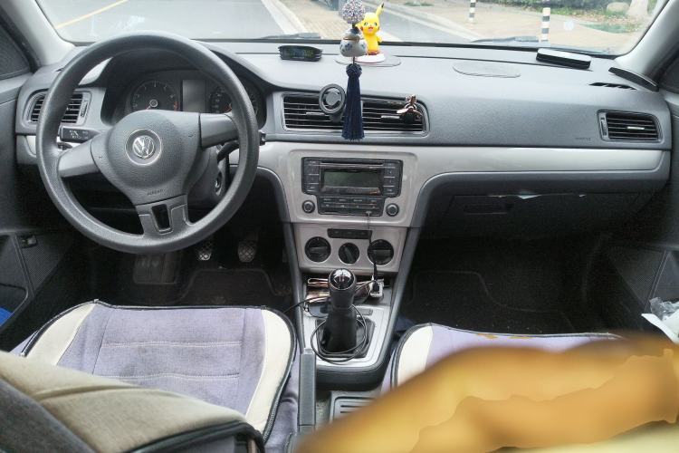 Used Volkswagen Lavida 2013 Revised Classic 1.6L Manual Fashion Edition Center Console