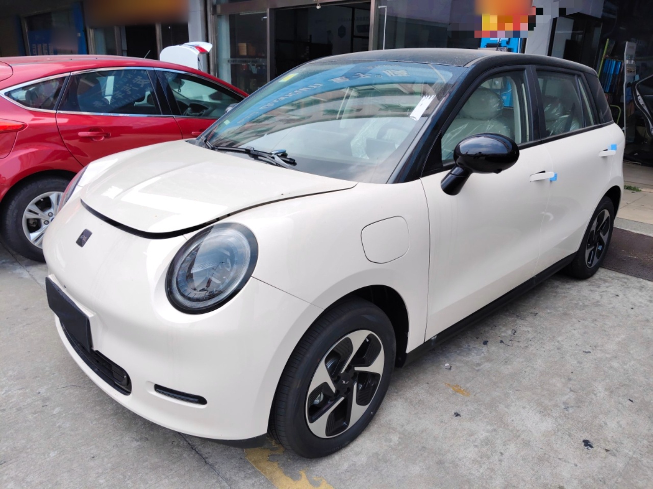 Под передней частью автомобиля