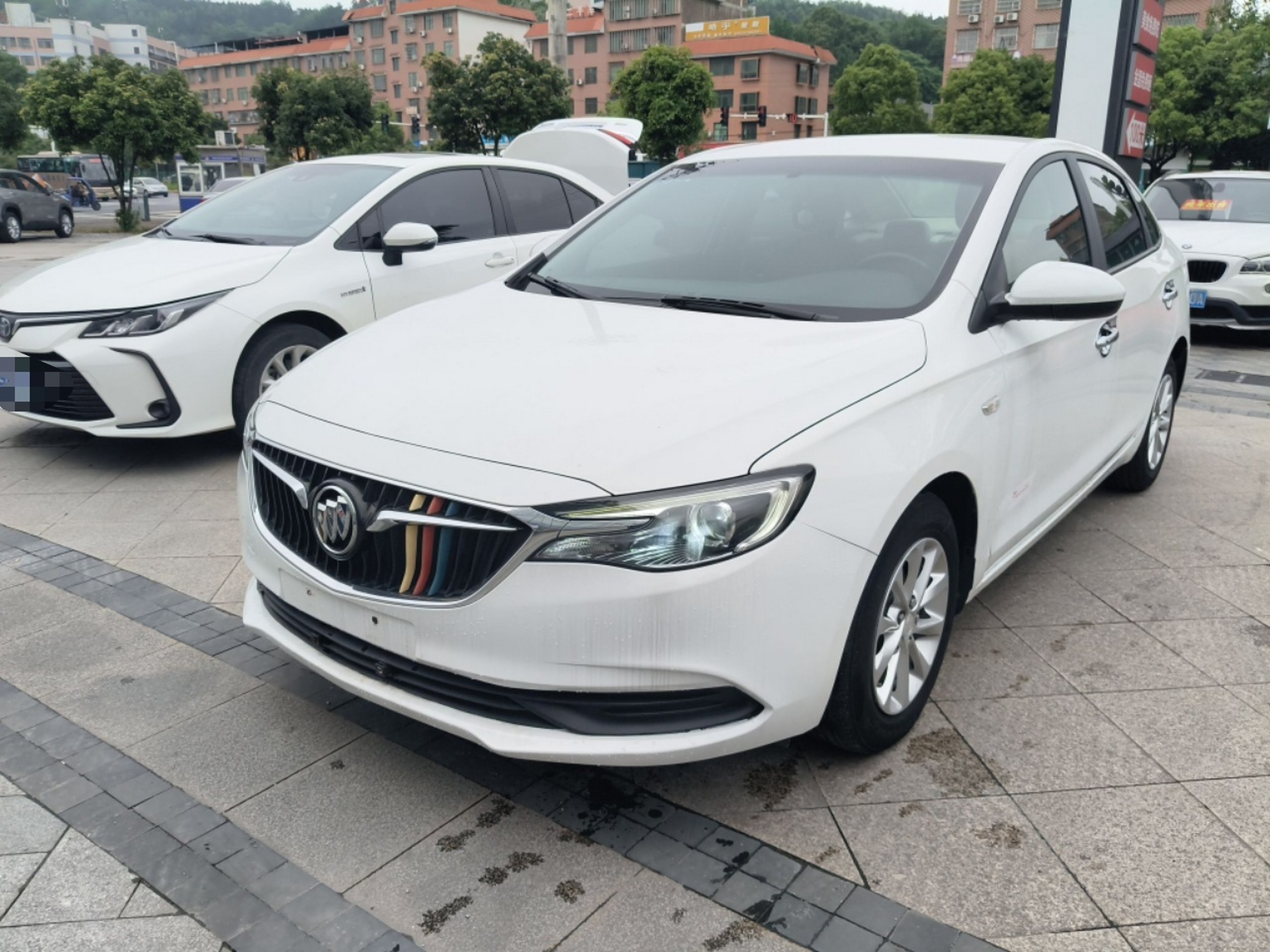 Под передней частью автомобиля