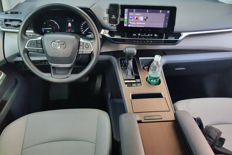 Used Toyota Granvia 2024 2.5L Hybrid Comfort Edition
