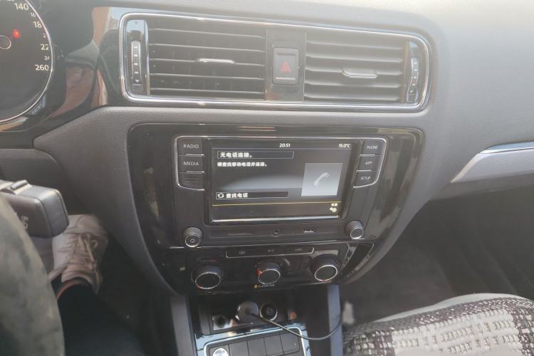 Used Volkswagen Sagitar 2018 1.6L Manual Comfort Model Audio And AC Panel