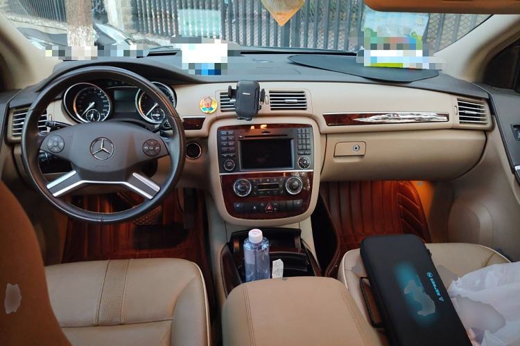 Used Mercedes-Benz R-Class 2011 R 300 L Luxury Model Center Console