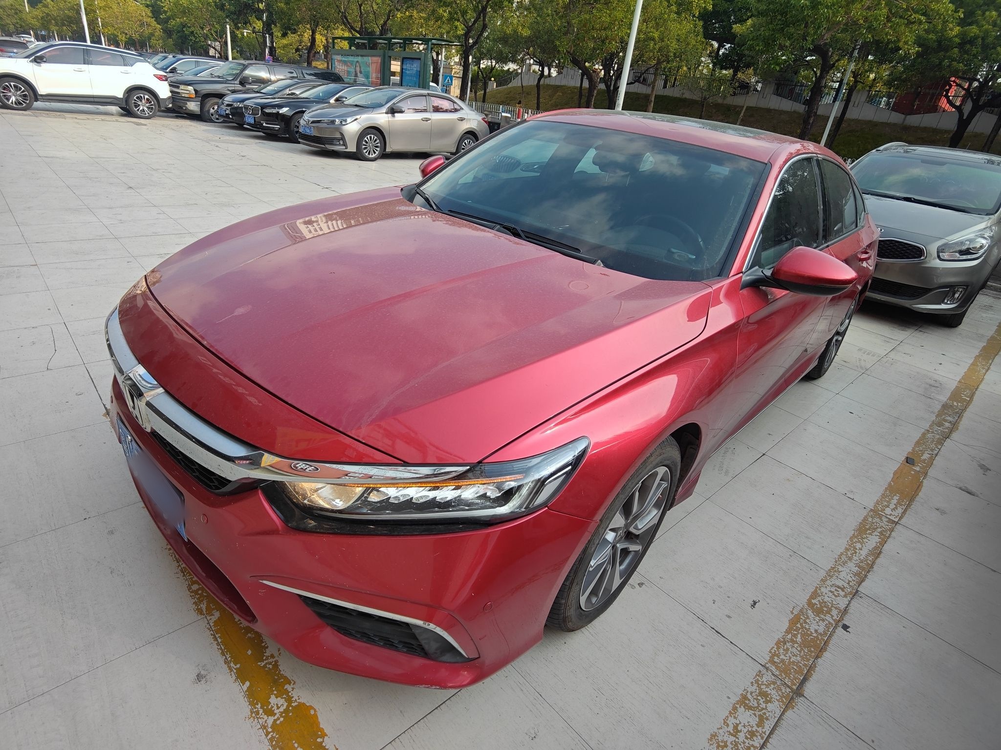 Под передней частью автомобиля