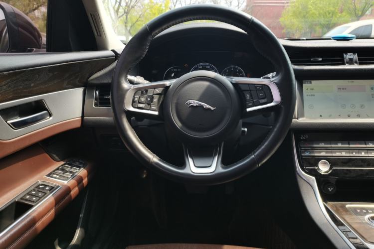 Used Jaguar XFL 2020 XFL 2.0T P250 Two-Wheel-Drive Luxury Edition Steering Wheel