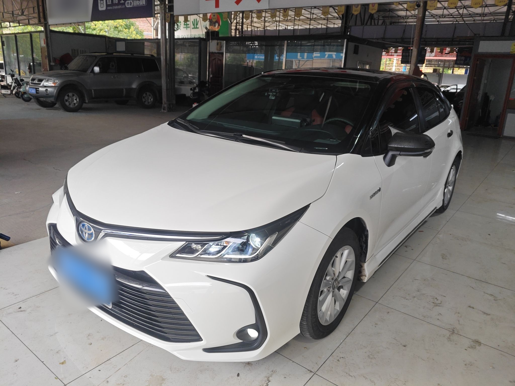 تحت مقدمة السيارة