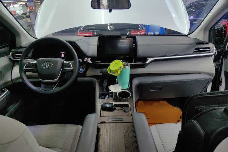 Used Toyota SIENNA 2023 2.5L Hybrid Comfort Edition Center Console