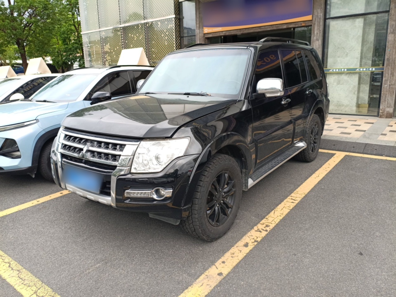 Под передней частью автомобиля