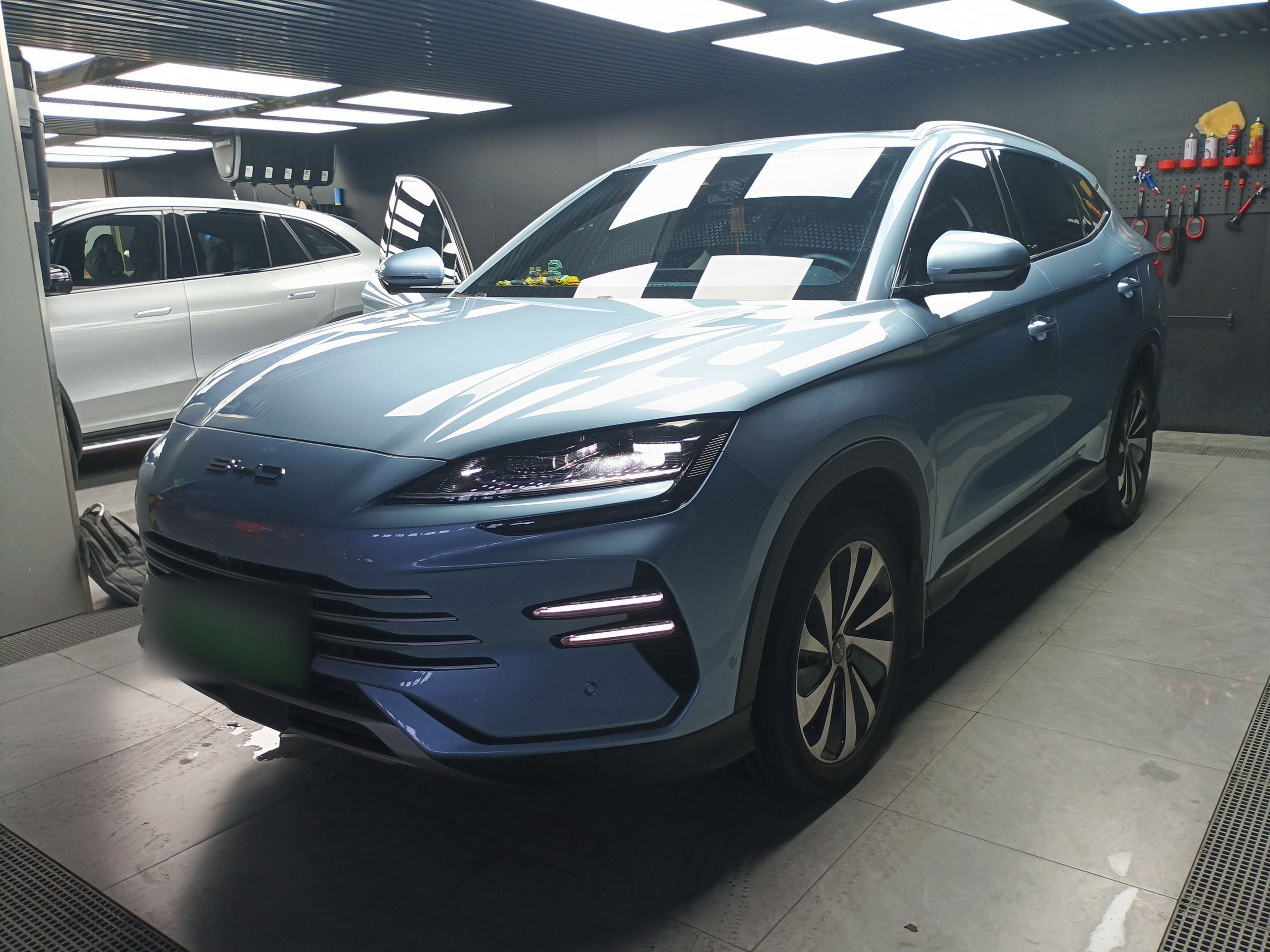 تحت مقدمة السيارة