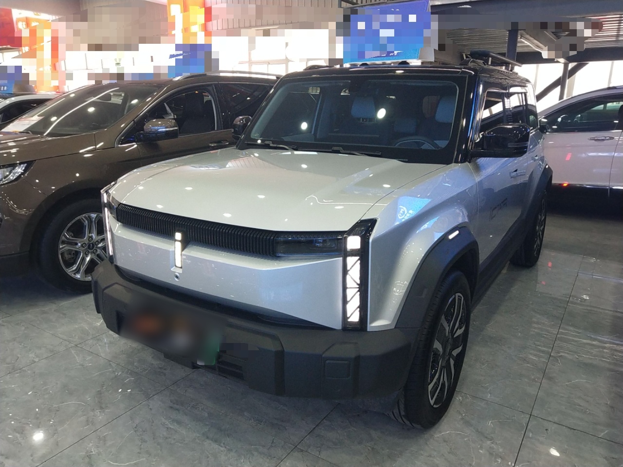 تحت مقدمة السيارة