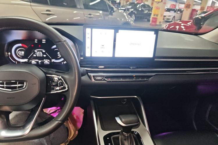 Used Geely Auto Emgrand 2023 4th Generation Champion Edition 1.5L CVT Prestige Model Center Console