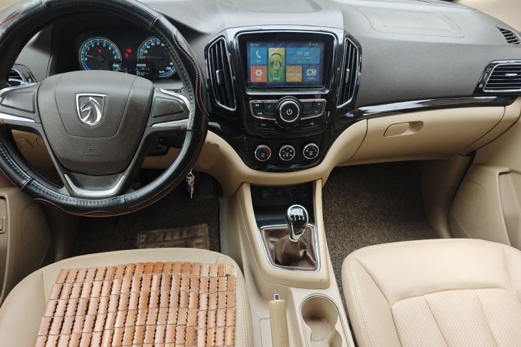 Used Baojun 730 2014 1.5L manual Comfort ESP version 7 seats Center Console