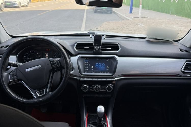 Used Haval H2 2018 Chuanxiang Edition Blue Badge 1.5T Manual Two-Wheel Drive Fashionable Model Interior 1