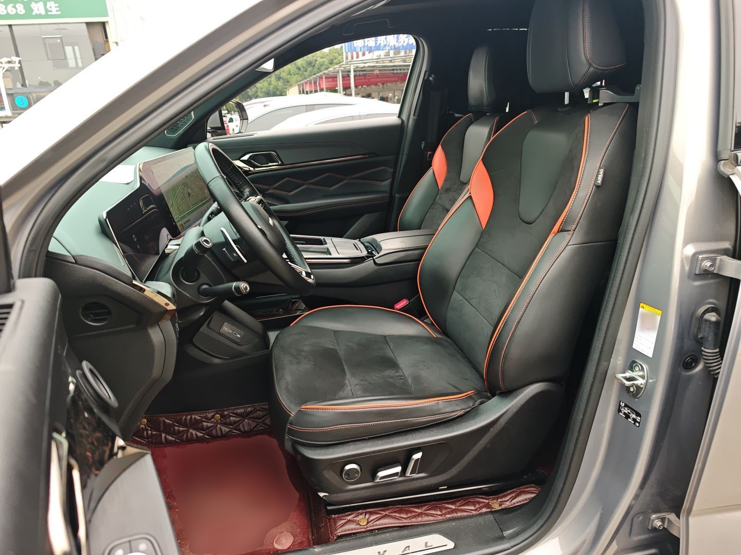 المقاعد الأمامية داخل السيارة