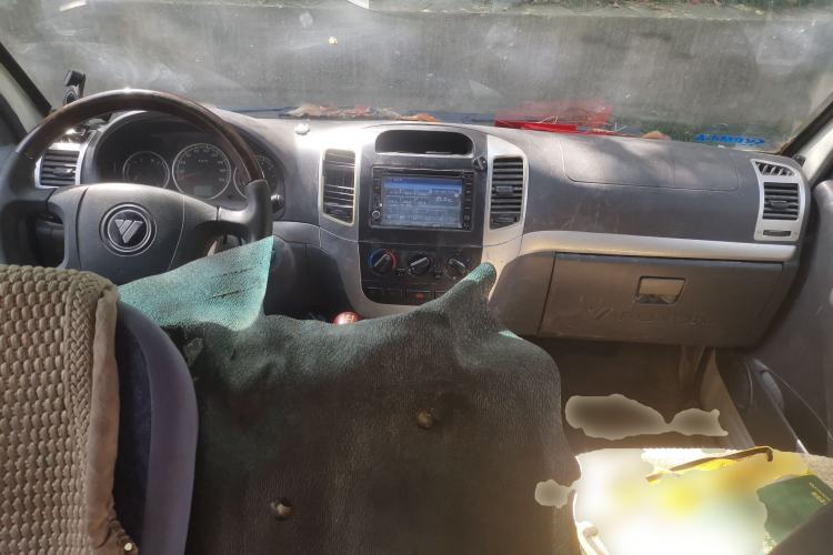 Used Foton Scenic 2011 2.0L Express Standard Short-Wheelbase Low-Roof 491EQ4A Center Console