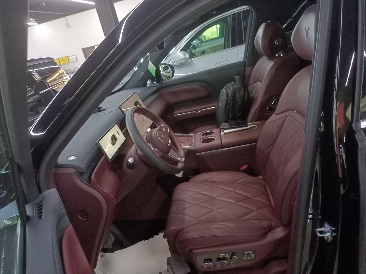 المقاعد الأمامية داخل السيارة