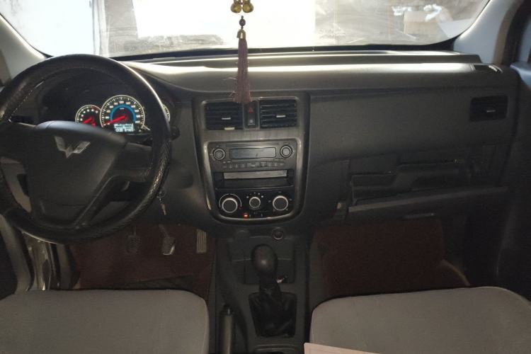 Used Wuling Rongguang V 2015 1.5L Practical Version Center Console