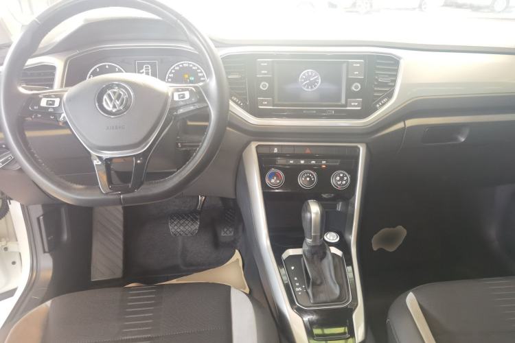 Used Volkswagen T-ROC 2019 230TSI DSG Two-Wheel-Drive Advanced Version China VI Standard Center Console