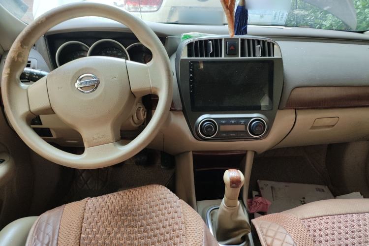 Used Nissan Sylphy 2009 1.6 XL Manual Luxury Sunroof Edition Center Console