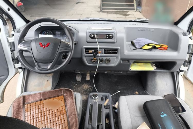 Used Wuling Yangguang 2024 300KM Comfort Version Passenger Van 75kW Center Console