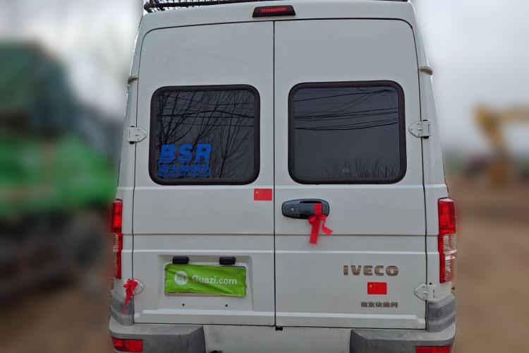 Used Iveco Daily 2020 2.5T A35 Passenger Van Single-Tire Mid-Roof Design 5-9 Seats with Sliding Side Door Meeting China V Emission Standards