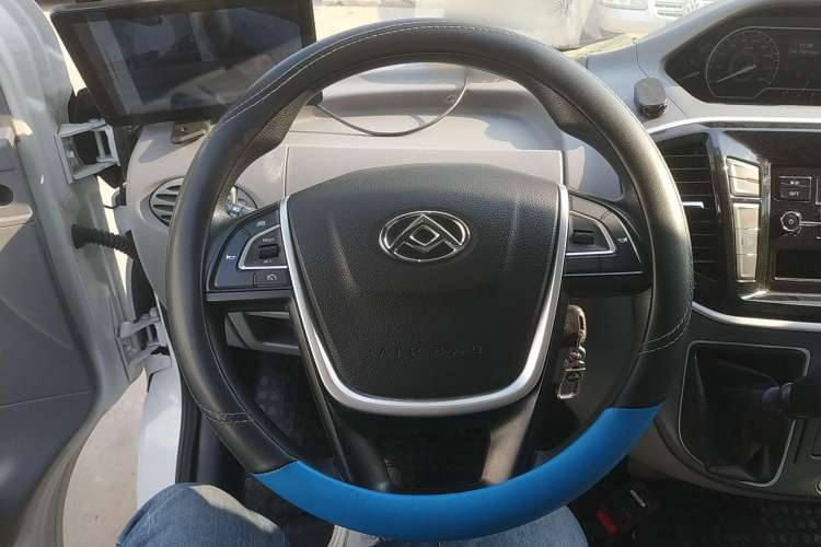 Used SAIC MAXUS Xintu V80 2023 2.0T Manual Classic City Delivery King Short Wheelbase Mid-Roof 3-Seater
