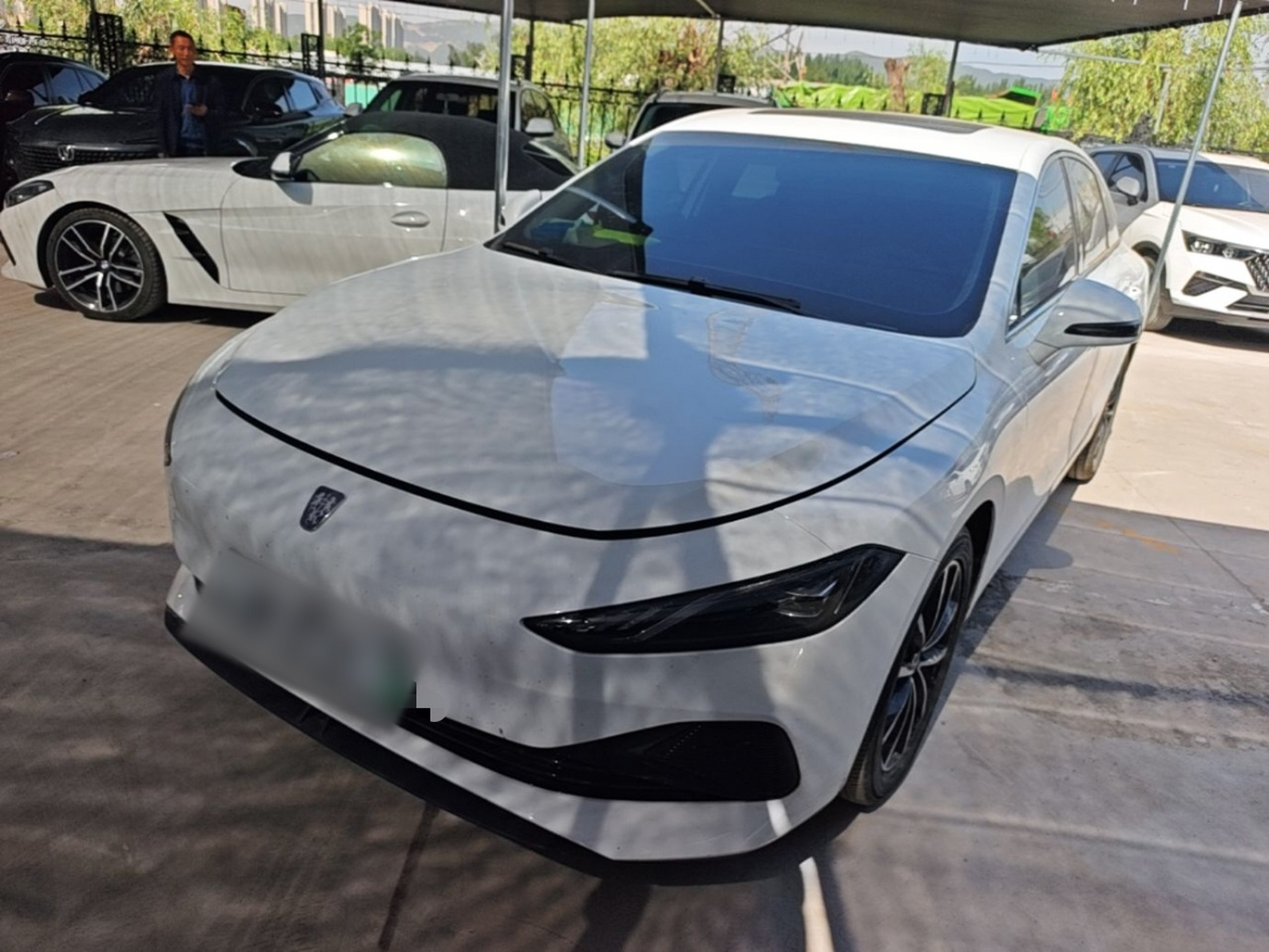 Под передней частью автомобиля