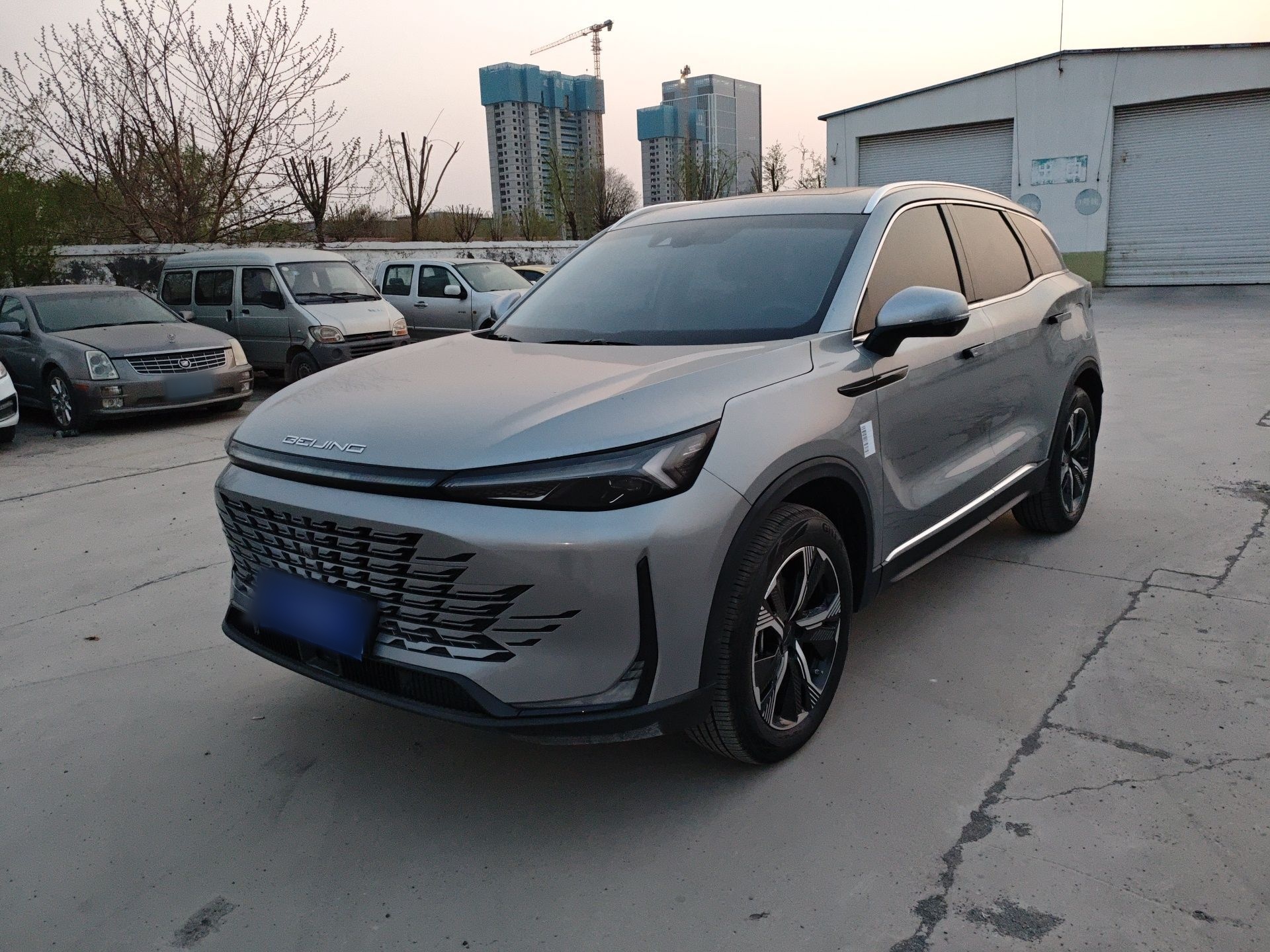 تحت مقدمة السيارة