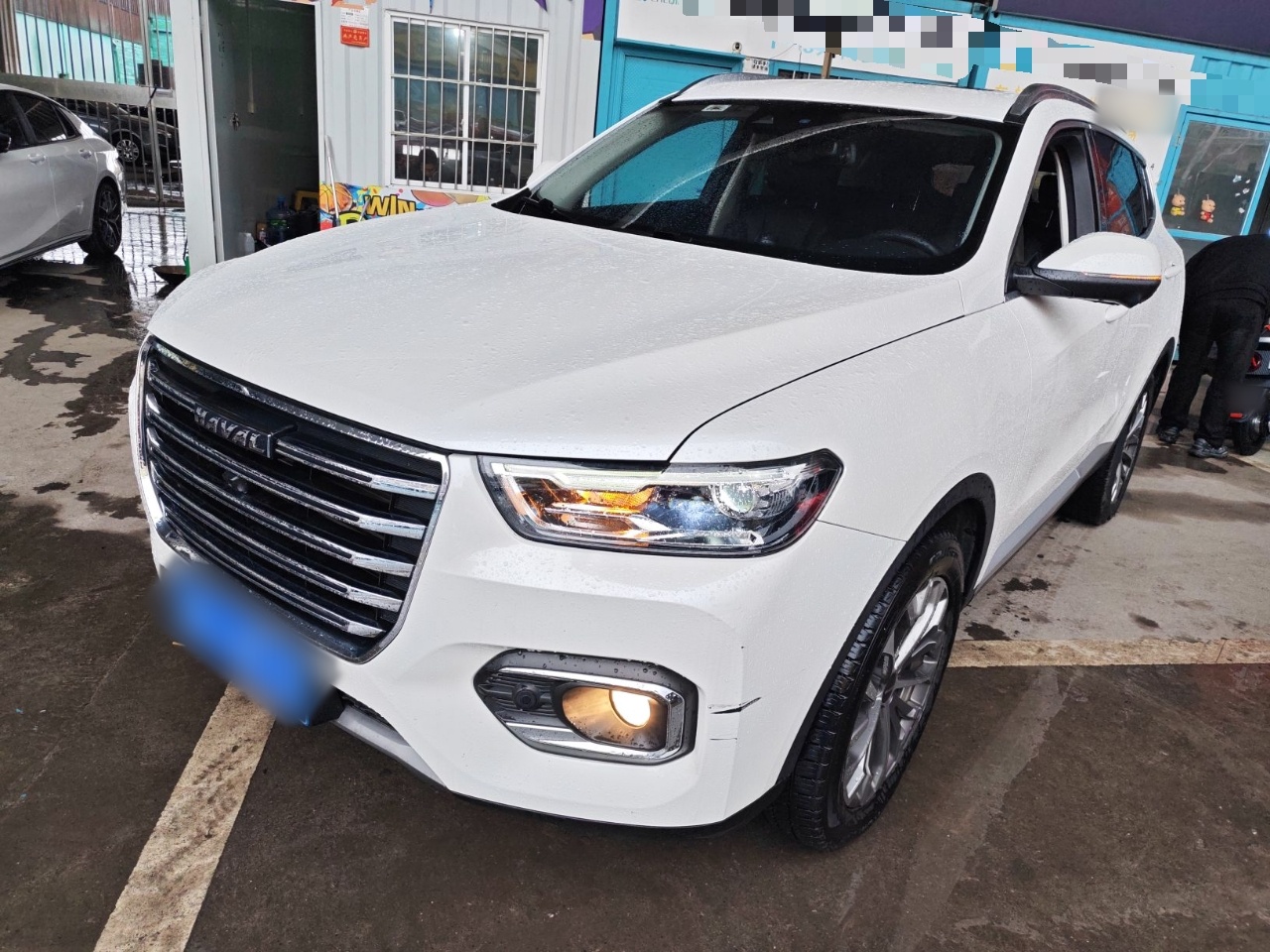 Под передней частью автомобиля